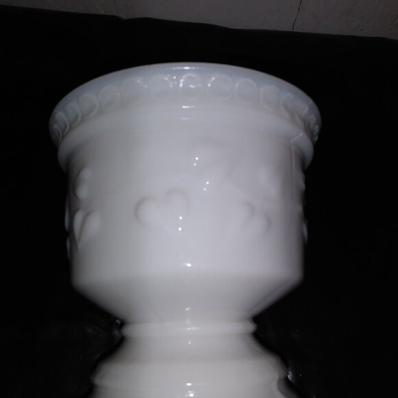 Vintage Milk Glass Vase/planter small - Picture 3 of 5